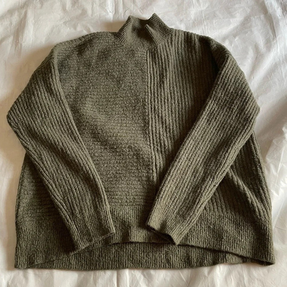 🍃  L.O.G.G. by H&M Green Sweater - Women's Size Medium 🍃 - Picture 6 of 9